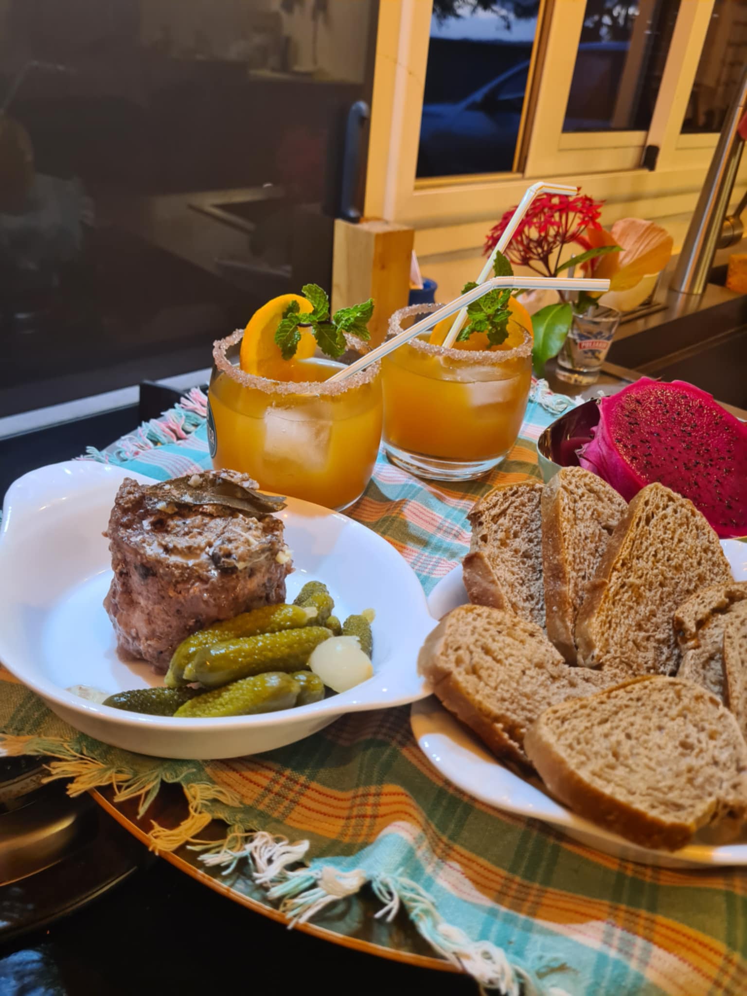 Plateau apéritif maison avec cocktails tropicaux